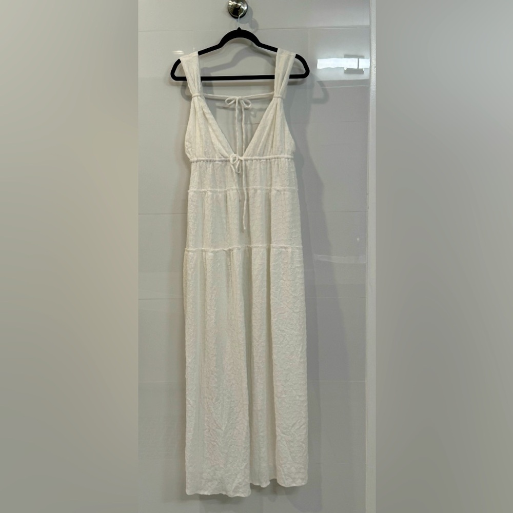 Elegant White Sleeveless Dress